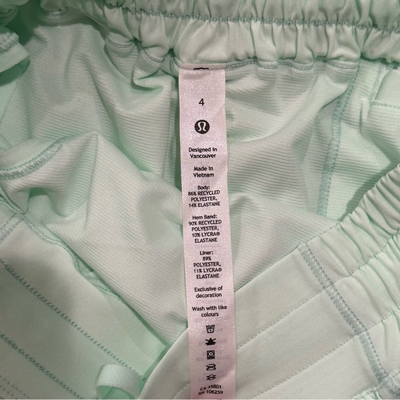 Lululemon Hotty Hot Low-Rise Lined Short 4"
Mint Moment SZ 4 - Picture 10 of 13
